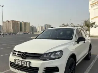 2011 Volkswagen Touareg في Dubai سيارة مستعملة
