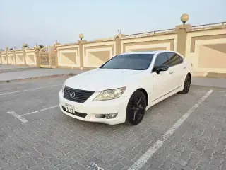 2011 Lexus LS 460 في Dubai سيارة مستعملة