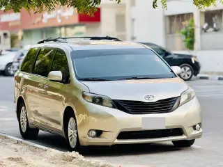 2015 Toyota Sienna في Sharjah سيارة مستعملة