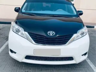 2013 Toyota Sienna في Dubai سيارة مستعملة