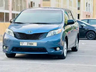 2013 Toyota Sienna في Dubai سيارة مستعملة