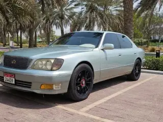1998 Lexus LS 400 في Abu Dhabi سيارة مستعملة