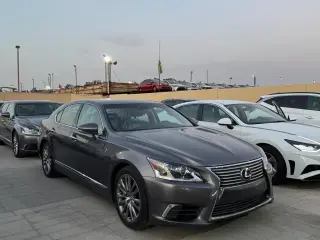 2015 Lexus LS 460 في Dubai سيارة مستعملة