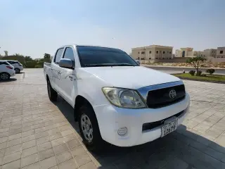 2009 Toyota Hilux in Abu Dhabi used car
