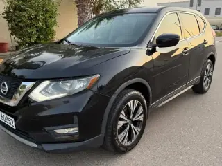 2017 Nissan Rogue في Abu Dhabi سيارة مستعملة
