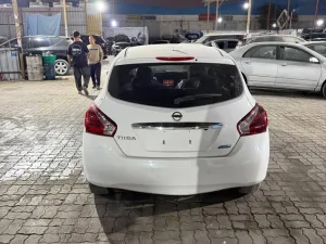 2016 نيسان تيدا Hatch