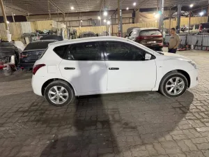 2016 نيسان تيدا Hatch
