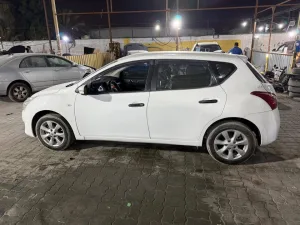 2016 نيسان تيدا Hatch