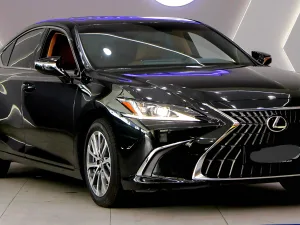 2023 Lexus ES 300 H // GCC // UNDER LEXUS WARRANTY // LLW MILEAGE // NO ACCIDENTS
