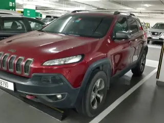 2015 Jeep Cherokee في Dubai سيارة مستعملة