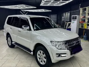 2017 ميتسوبيشي باجيرو GLS