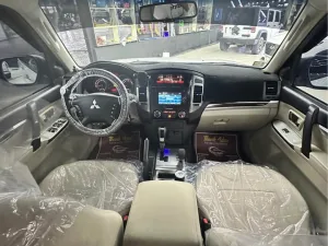 2017 ميتسوبيشي باجيرو GLS
