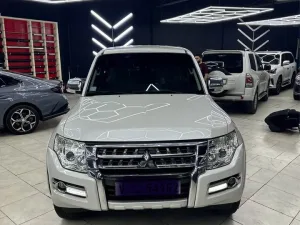 2017 ميتسوبيشي باجيرو GLS