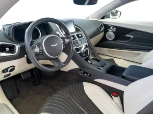 2017 استون مارتن دي بي ١١ Shadow Edition Volante