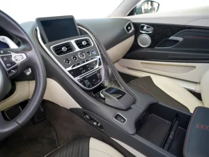 2017 استون مارتن دي بي ١١ Shadow Edition Volante