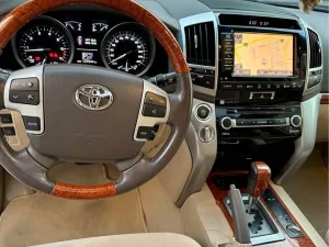 2014 تويوتا لاند كروزر VXR