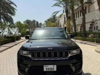 2023 Jeep Grand Cherokee في Dubai سيارة مستعملة