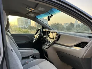 2018 تويوتا سيينا LE
