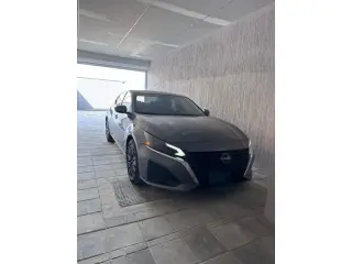 2025 Nissan Altima في Dubai سيارة مستعملة