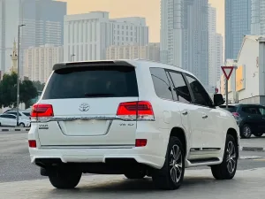 2020 تويوتا لاند كروزر VXR