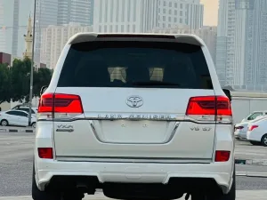 2020 تويوتا لاند كروزر VXR