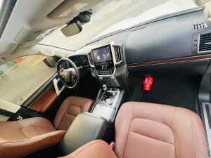2020 تويوتا لاند كروزر VXR