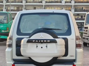 2013 Mitsubishi Pajero Signature Edition