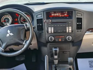 2013 Mitsubishi Pajero Signature Edition
