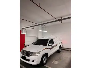 2009 Toyota Hilux in Abu Dhabi used car