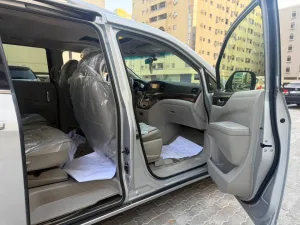 2014 نيسان كويست LE