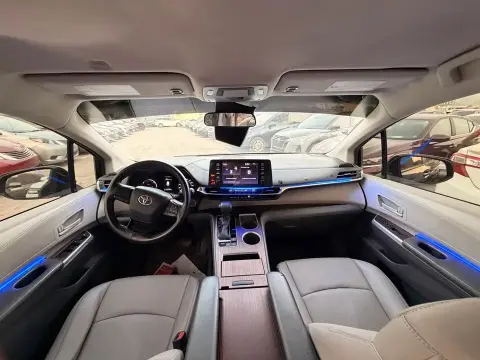 2022 Toyota Sienna LE