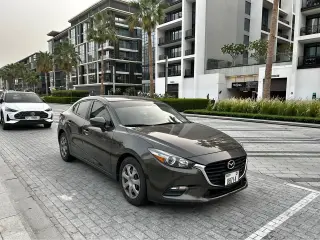 2018 Mazda 3 في Dubai سيارة مستعملة