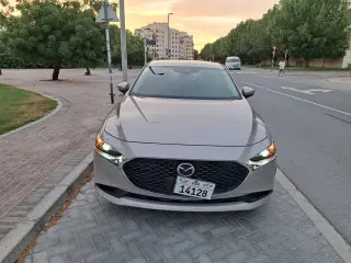 2022 Mazda 3 في Dubai سيارة مستعملة
