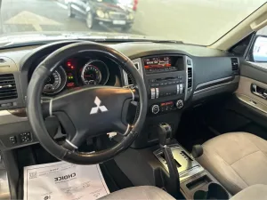 2015 ميتسوبيشي باجيرو GLS