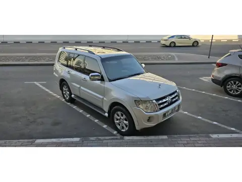 2014 ميتسوبيشي باجيرو GLS