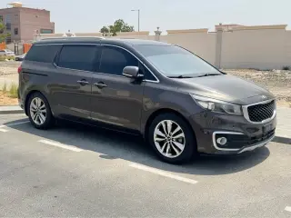 2016 Kia Carnival في Abu Dhabi سيارة مستعملة