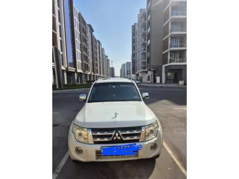 2014 ميتسوبيشي باجيرو GLS