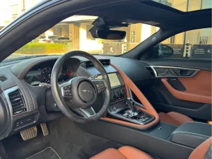 2022 جاكوار الفئة - اف P450 R-Dynamic