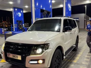 2015 ميتسوبيشي باجيرو GLS