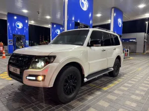 2015 ميتسوبيشي باجيرو GLS