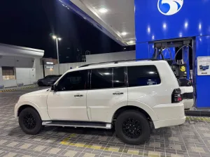 2015 ميتسوبيشي باجيرو GLS