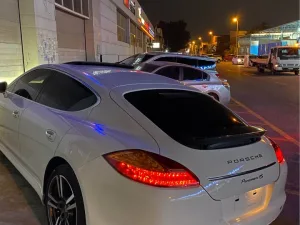 2010 بورش باناميرا 4 Sport Turismo