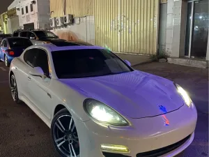 2010 بورش باناميرا 4 Sport Turismo