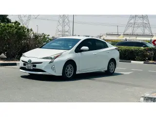 2017 Toyota Prius في Dubai سيارة مستعملة