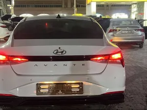 2021 هيونداي افانتي Limited