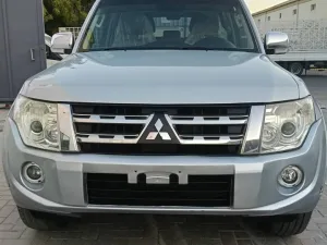 2013 ميتسوبيشي باجيرو GLS