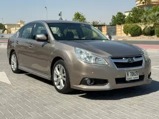 2014 Subaru Legacy في Dubai سيارة مستعملة