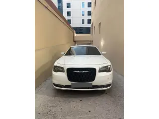 2019 Chrysler 300 في Dubai سيارة مستعملة