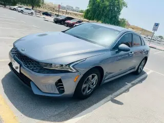 2021 Kia K5 في Dubai سيارة مستعملة
