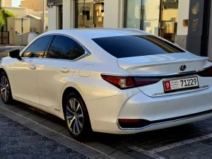 2020 لكزس ES - اي اس ES300h